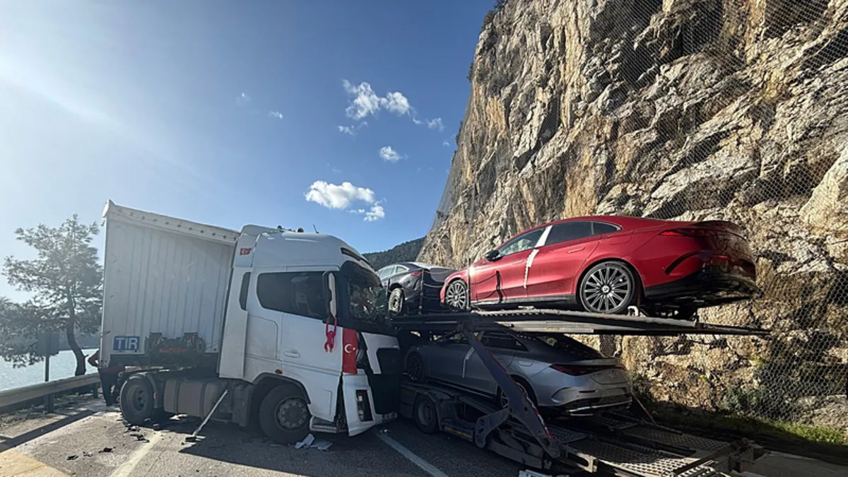 Burdur’da feci kaza: İki TIR birbirine ok gibi saplandı! 1’i ağır 2 yaralı Burdur’da feci kaza: İki TIR birbirine ok gibi saplandı! 1’i ağır 2 yaralı