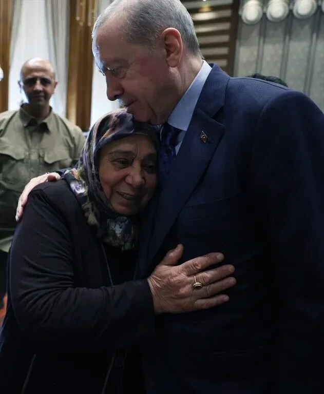 kulliyede-anlamli-kabul-baskan-erdogan-sehit-ailelerini-kabul-etti-1786632022985.jpeg