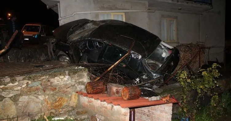 Manisa’da otomobil uçuruma yuvarlandı: 3 yaralı