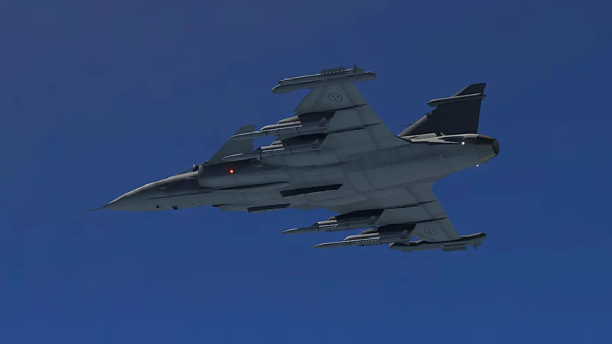 Macaristan’da korkutan kaza: Savaş uçağı yere çakıldı