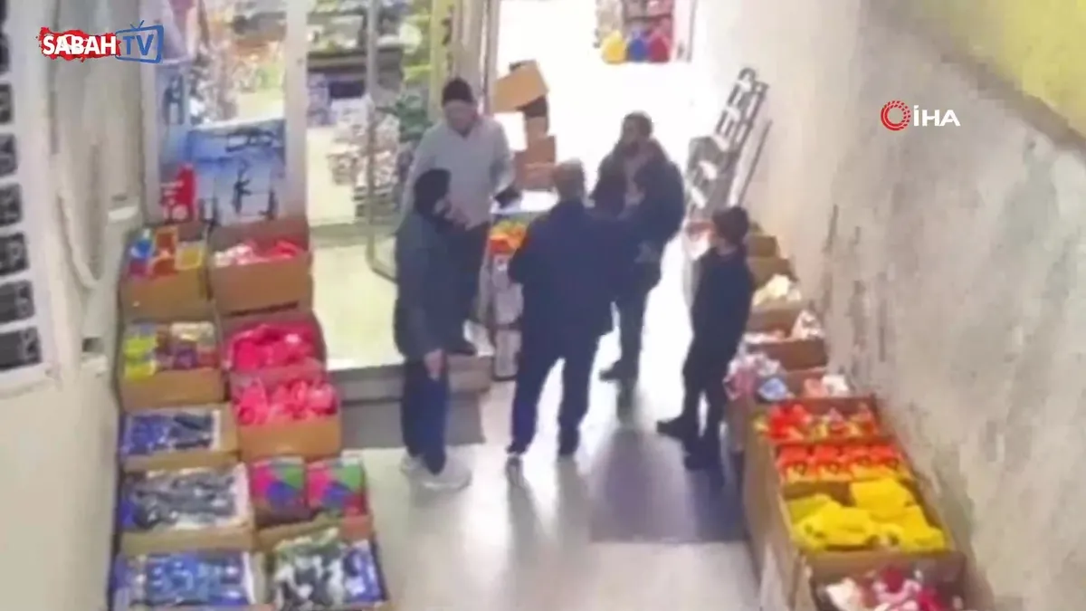 Komşu esnaflar, müşteri kapma kavgasına tutuştu: O anlar kamerada videosunu izle Komşu esnaflar, müşteri kapma kavgasına tutuştu: O anlar kamerada videosunu izle
