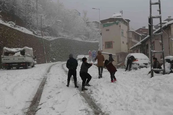 Artvin’de kar yağışı nedeniyle 125 köy yolu ulaşıma kapandı