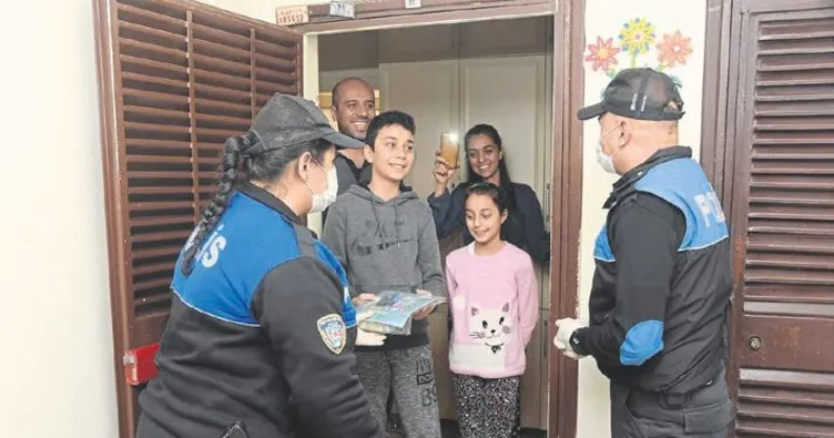 Çocuklara emniyet müdüründen çikolata