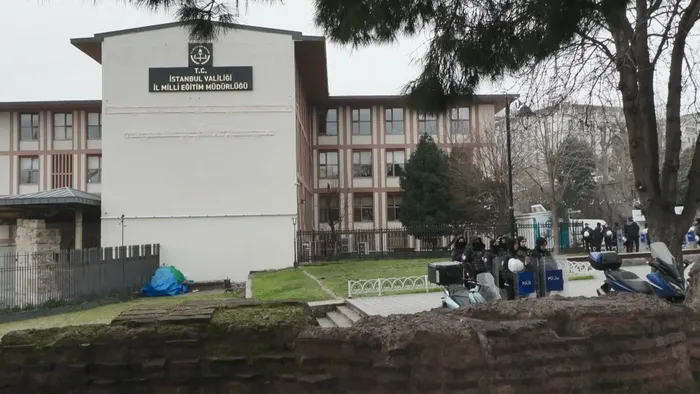 istanbul-cekmekoyde-okulda-bicaklanarak-oldurulen-ogretmeni-ogrencileri-anlatti-2-ek-goruntuyle-genis-haber-1772542378326.jpg