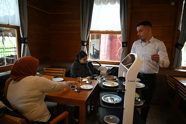 trakya-universitesi-meric-sosyal-tesislerinde-robot-garson-hizmete-basladi-1776241883389.jpg
