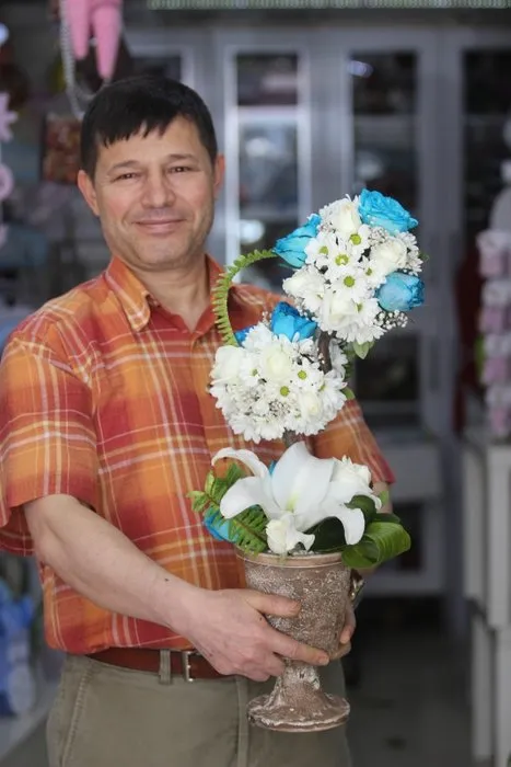 Kalp ameliyatından çıkıp çiçek satıyor