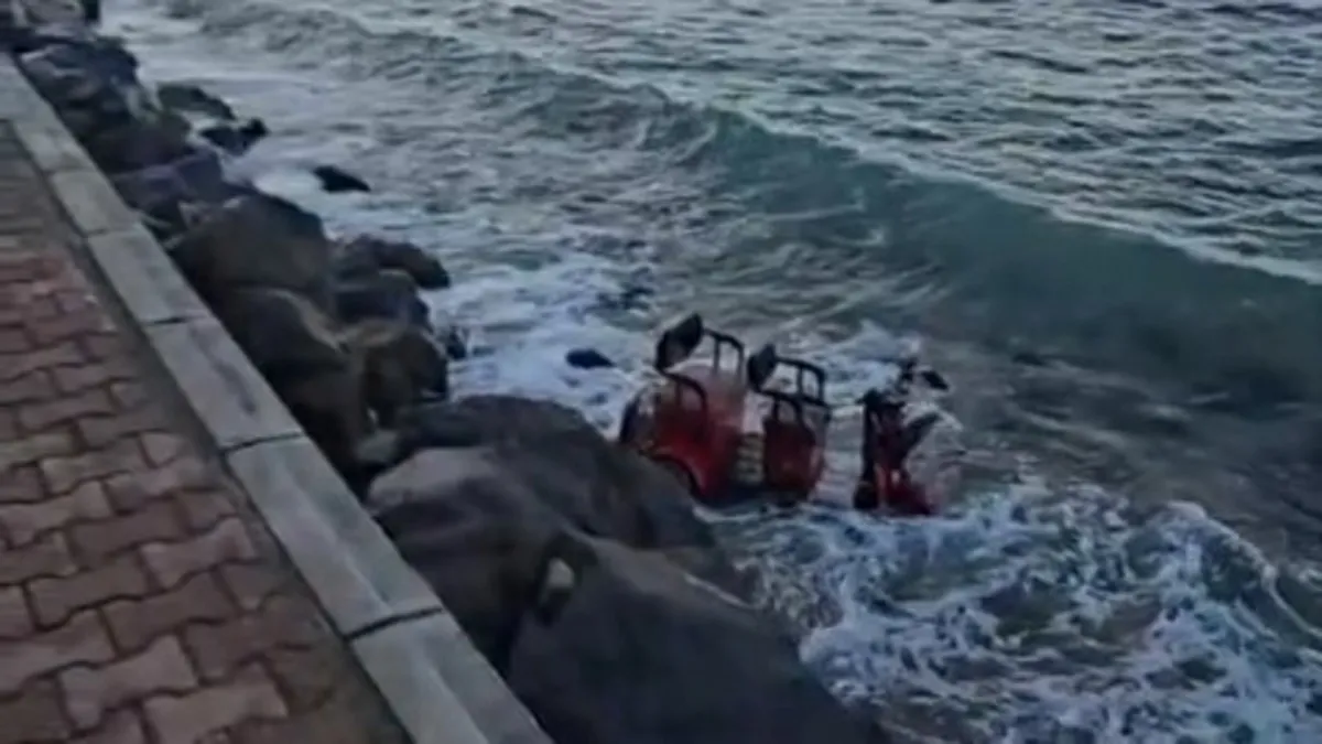 3 tekerlekli elektrikli motosiklet denize uçtu 3 tekerlekli elektrikli motosiklet denize uçtu