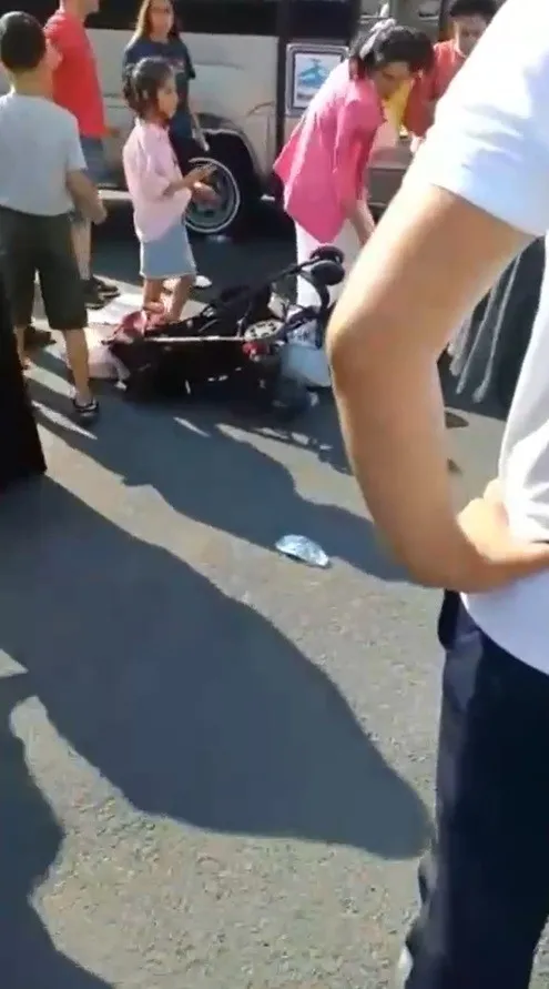 kucukcekmecede-korkunc-kaza-belediye-otobusu-ile-dolmus-carpisti-11-kisi-yaralandi-1626884743053.jpg Küçükçekmece'de korkunç kaza! Belediye otobüsü ile dolmuş çarpıştı, 11 kişi yaralandı