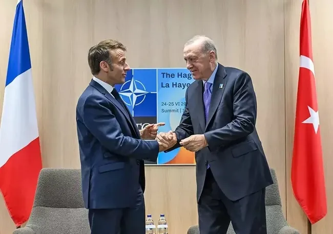 Rus basınından tokalaşma yorumu: “Macron babylade gibi döndü!”