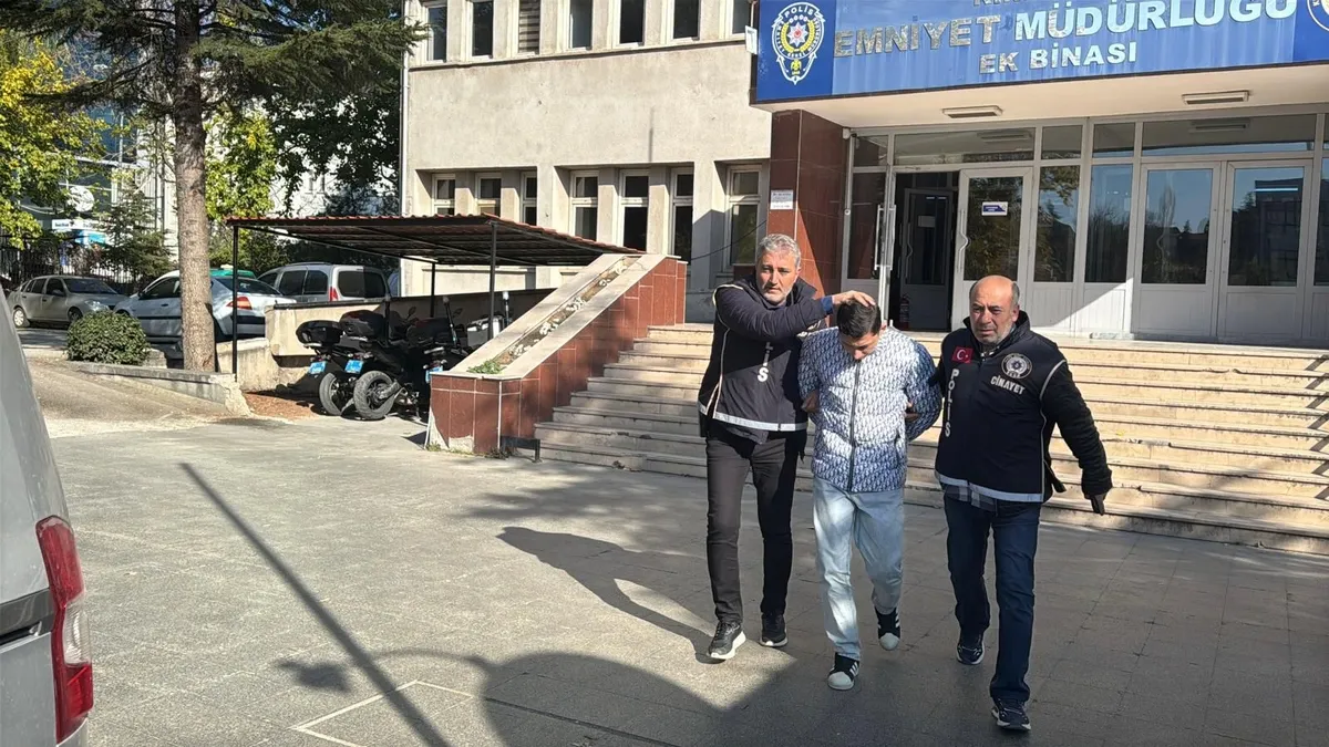 34 suç kaydı bulunan şüpheli genç genci boynundan bıçakladı 34 suç kaydı bulunan şüpheli genç genci boynundan bıçakladı