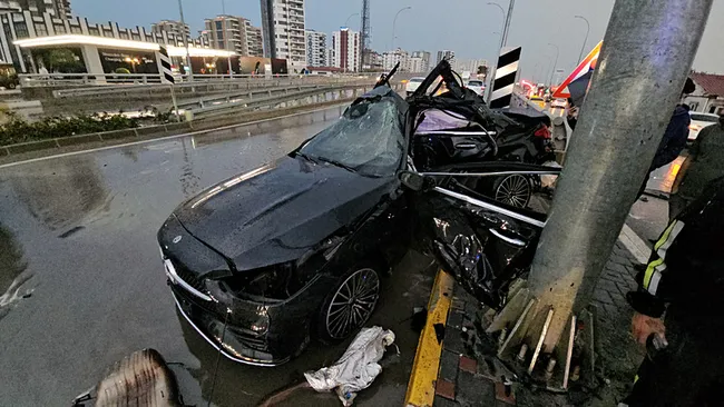 yon-levhasina-carpan-otomobilin-surucusu-hayatini-kaybetti-1793128793482.jpeg