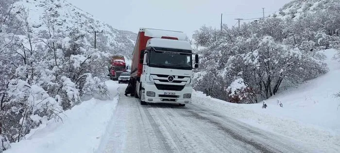 Tunceli-Erzincan karayolu zincirsiz tır geçişlerine kapatıldı