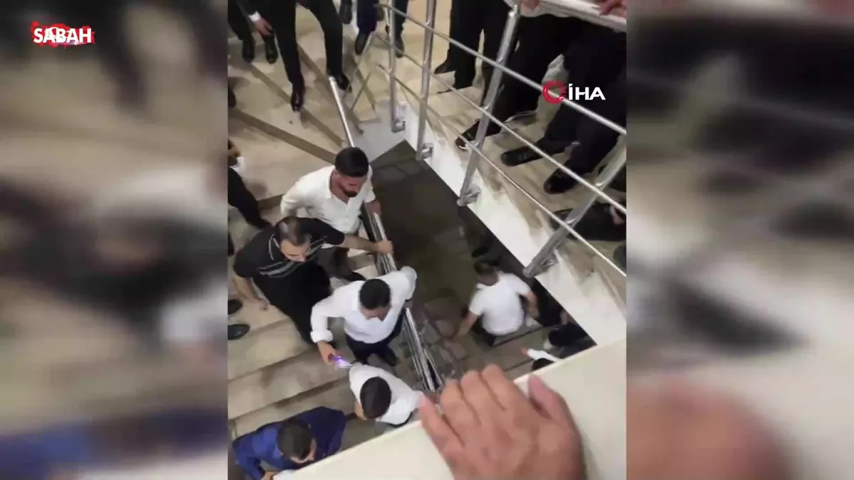 Düğünde sandalyeler havada uçuştu: Salon, savaş alanına döndü! Kavga anı kamerada videosunu izle Düğünde sandalyeler havada uçuştu: Salon, savaş alanına döndü! Kavga anı kamerada videosunu izle