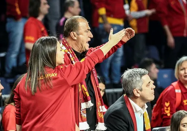 Fatih Terim tezahüratlara ayağa kalkarak karşılık verdi