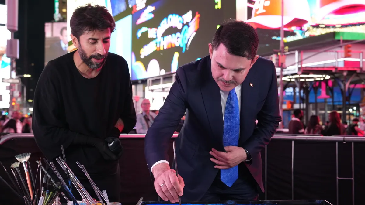 Times Meydanı'nda ebru sanatı ile COP31 tanıtımı! Bakan Kurum: Hayallerimizi tüm dünyayla paylaşıyoruz