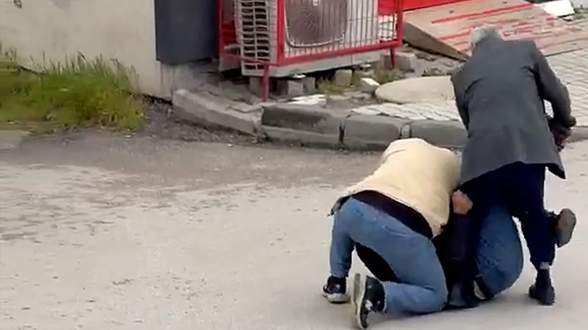Sokak ortasında darp: Yere yatırıp, tekme tokat dövdüler! Sokak ortasında darp: Yere yatırıp, tekme tokat dövdüler!