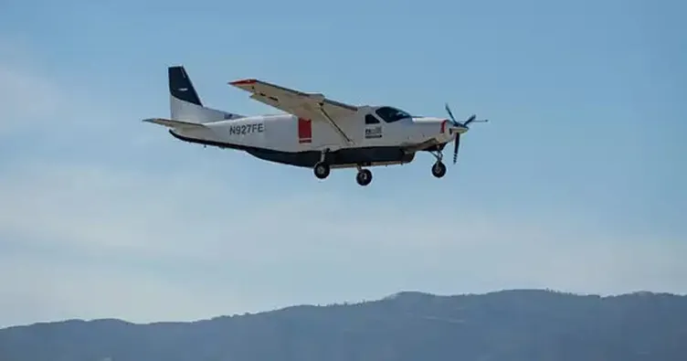 Avustralya’da iniş denemesi faciayla sonuçlandı: Uçak hangara daldı!