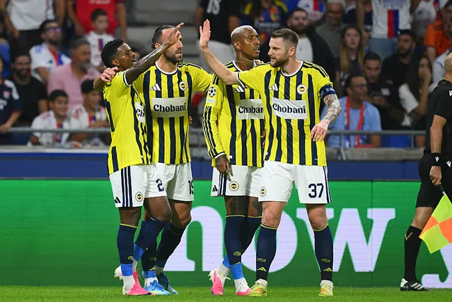 lyon-fenerbahce-canli-fenerbahce-lyona-konuk-oluyor-ikinci-yari-oynaniyor-1787774567058.jpeg