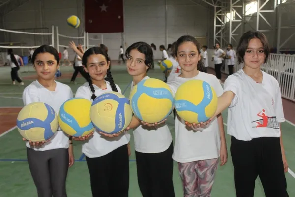sirnakta-fabrika-voleybol-okulu-3-yilda-1200-sporcu-yetistirdi-1754308570794.jpg