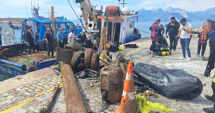 Denizden 1 saatte 5 ton çöp çıkartıldı