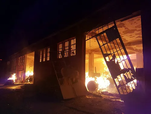 İzmir'de kağıt ve ambalaj fabrikasında yangın - 1