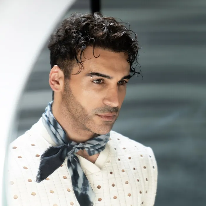 Onun hayali küçüklükten belliymiş... Elinde saz tutan ve şimdilerin en ünlü şarkıcılarından olan bu küçük çocuğu tanıyabildiniz mi?