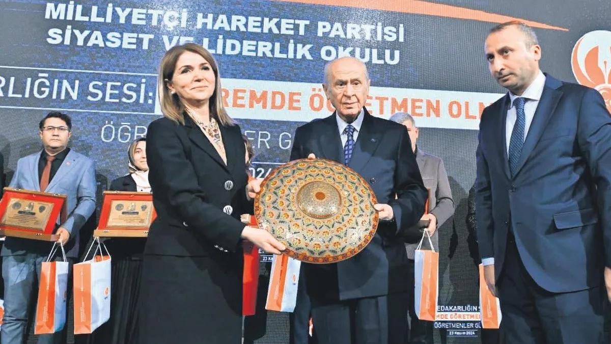 Bahçeli’den depremzede öğretmenlere plaket – Son Dakika Haberler Bahçeli’den depremzede öğretmenlere plaket – Son Dakika Haberler