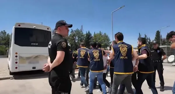 adiyamanda-4-milyon-337-bin-875-tllik-dolandiricilik-operasyonu-8-supheli-tutuklandi-1787598288885.jpg