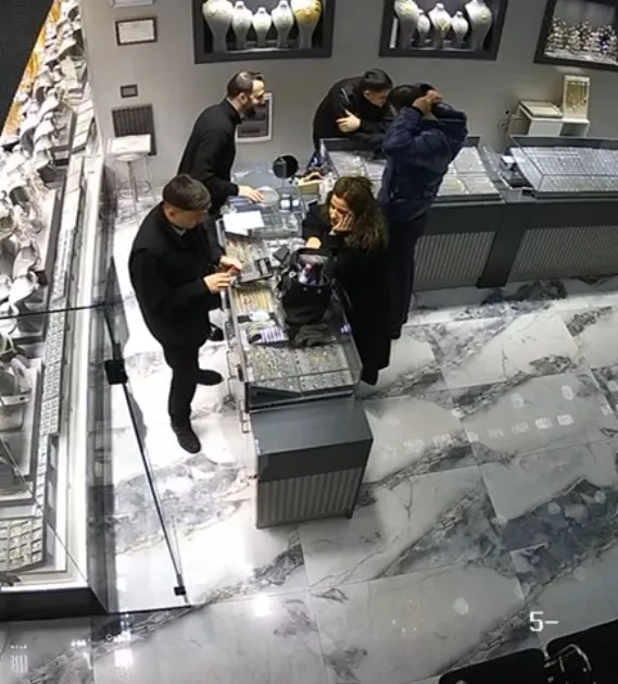 تركيا اليوم خبيرة تجميل توقع الصاغة في فخ الذهب المزيف بإسطنبول خبر عاجل | عملية احتيال بذهب مزيف من خبيرة تجميل! تم كشف عملية الاحتيال من خلال مجموعة واتساب الخاصة بالمتجر.