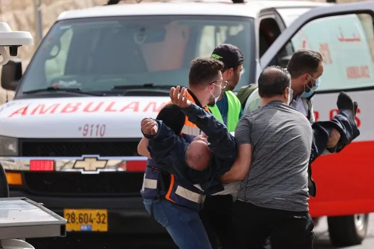 Mescid-i Aksa'da İsrail terörü! Yüzlerce Filistinli yaralı ortalık savaş alanına döndü