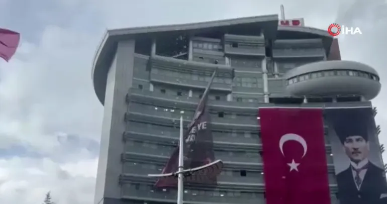 Kılıçdaroğlu destekçileri, Özgür Özel’in parti binasındaki asılı afişini indirdi
