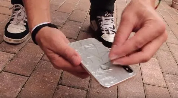 7 bin TL'lik iPhone X'i işte bu şekilde aşağıya attı!