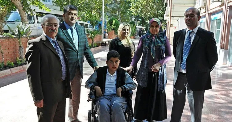 Engelli öğrenciye akülü tekerlekli sandalye verildi