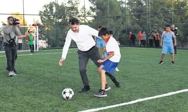 Bakan Kurum çocuklarla futbol oynadı