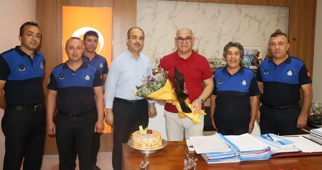 Zabıtaların gününü pasta keserek kutladı Adana Haberleri