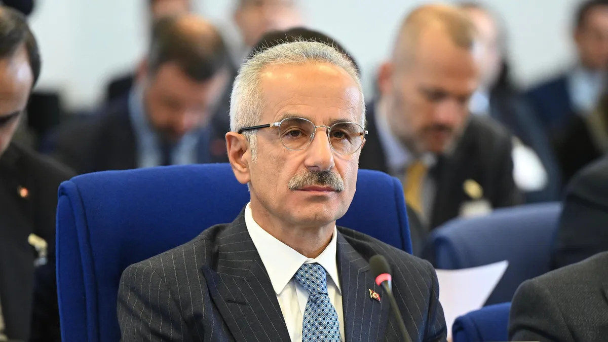 Bakan Uraloğlu açıkladı: İran ve Suriye’ye uçuşlar durduruldu! Bakan Uraloğlu açıkladı: İran ve Suriye’ye uçuşlar durduruldu!