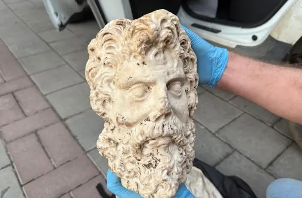 izmirde-2-bin-yillik-zeus-heykel-basi-ele-gecirildi-1792565888645.jpg