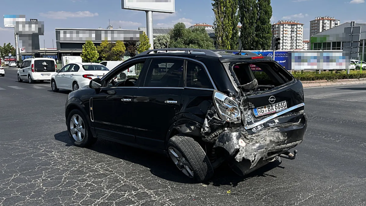 Kayseri'de yolcu minibüsü ile otomobilin karıştığı trafik kazası