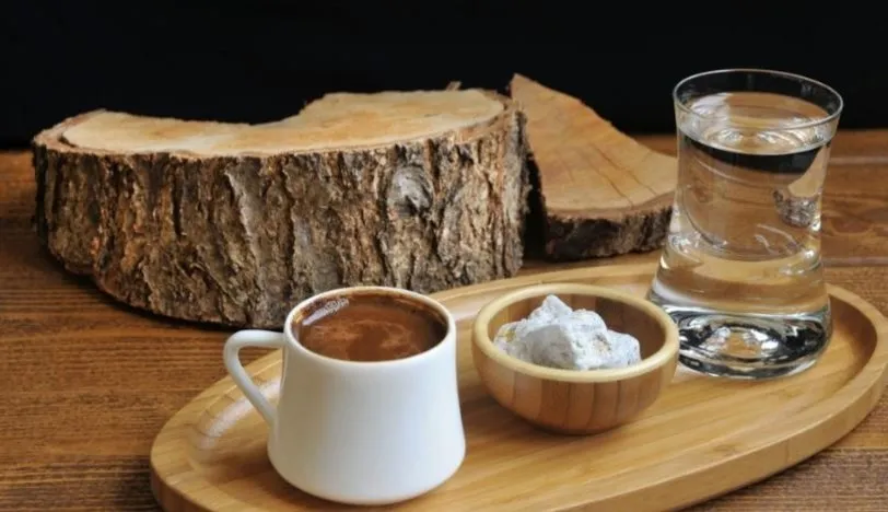 Simit Tablasından Kahve Tepsisine
