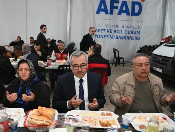baskan-gungor-galatasaray-konteyner-kentte-vatandaslarla-iftar-yapti-1710506401636.jpg