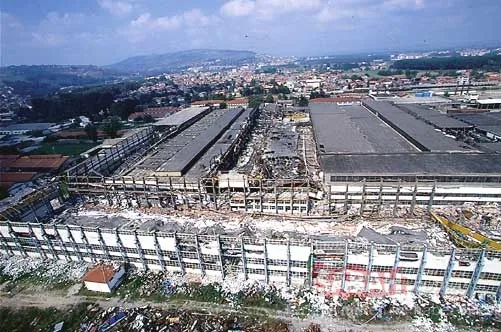 17 Ağustos 1999.. Türkiye'yi yıkan depremin acı görüntüleri