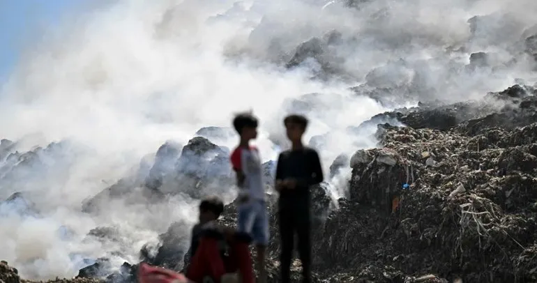 Hindistan’da çöp dağı yangını panik yarattı: Başkent zehirli gaza boğuldu!