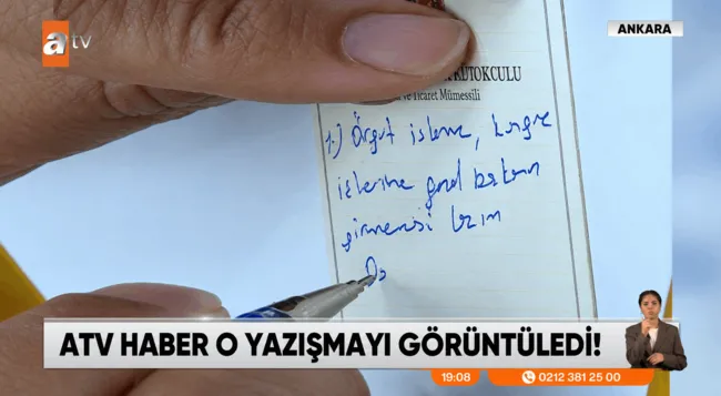 ozgur-ozeli-kursudeyken-elestirdiler-o-not-kameralara-takildi-orgut-islerine-girmemesi-lazim-1792525571826.png Özgür Özel’i kürsüdeyken eleştirdiler: O not kameralara takıldı! “Örgüt işlerine girmemesi lazım”