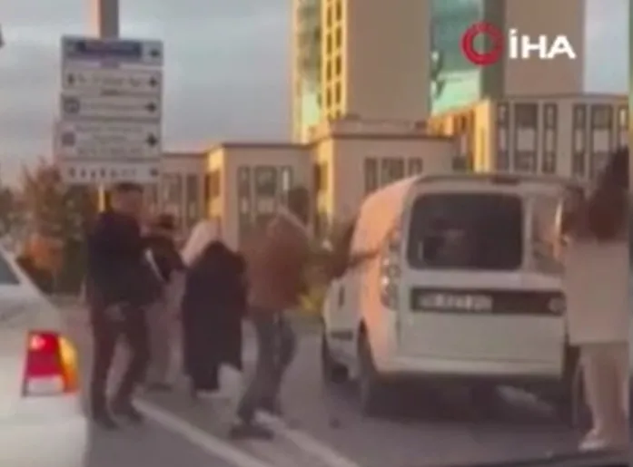 E-5’te şoke eden görüntü: Aracın camını sopa ile kırdı!