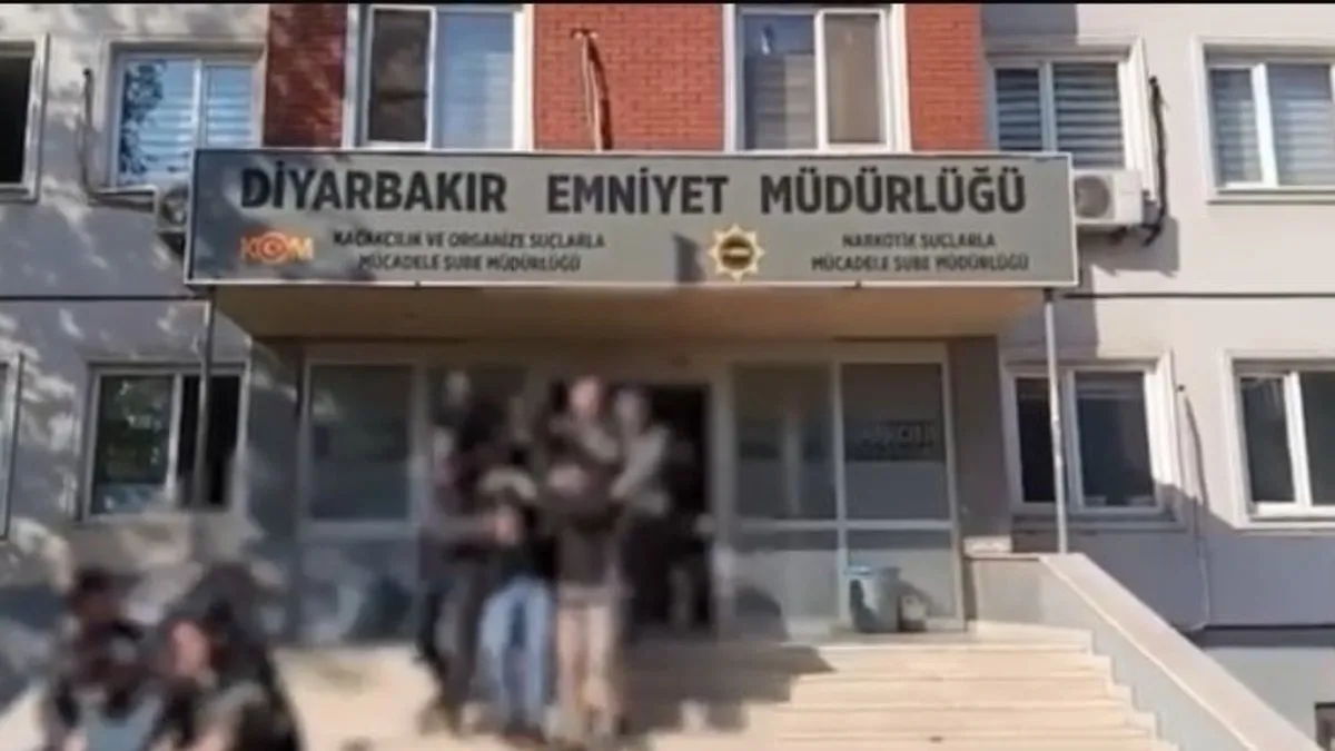 Diyarbakır’da organize suç örgütüne operasyon! Örgüt liderlerimizde aralarında olduğu 46 kişi yakalandı Diyarbakır’da organize suç örgütüne operasyon! Örgüt liderlerimizde aralarında olduğu 46 kişi yakalandı