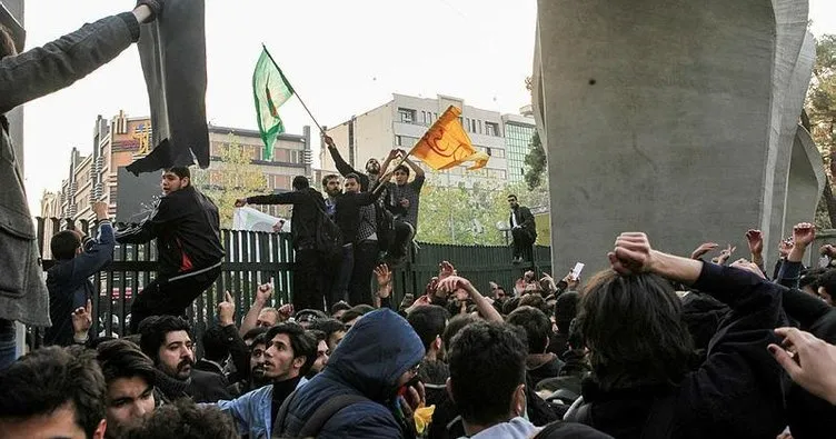 İran’da göstericiler valiliği ele geçirdi