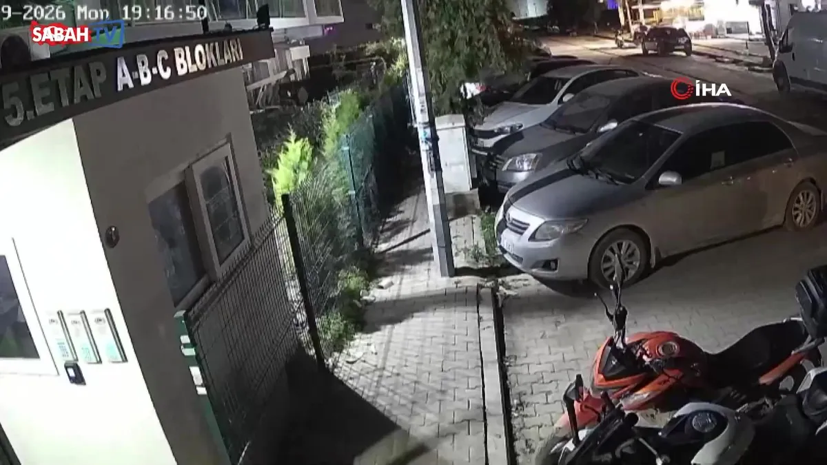 İzmir’de takıntılı erkek dehşeti kamerada: Pusu kurup defalarca kurşun yağdırdı! | Video videosunu izle İzmir’de takıntılı erkek dehşeti kamerada: Pusu kurup defalarca kurşun yağdırdı! | Video videosunu izle