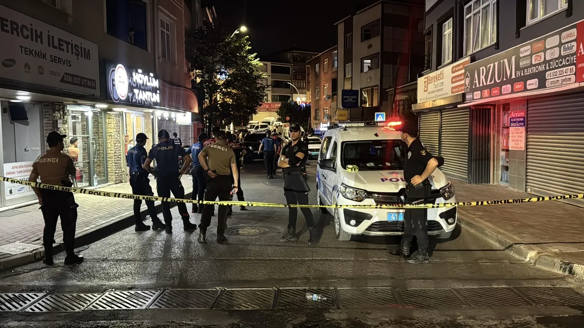 Gebze’de akılalmaz olay: Yolda yürüyenlere kurşun yağmuru! 3 yaralı Gebze’de akılalmaz olay: Yolda yürüyenlere kurşun yağmuru! 3 yaralı