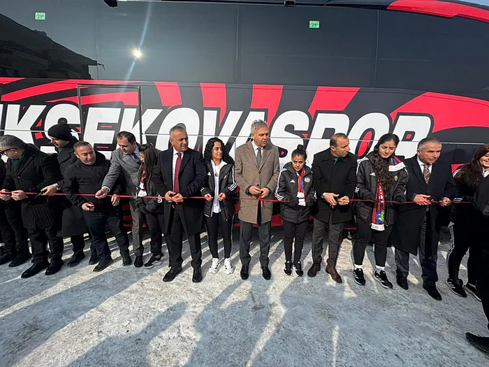 baskan-erdogan-yuksekovaspor-kadin-futbol-takimina-otobus-hediye-etti-torenle-teslim-edildi-1767792321266.jpg