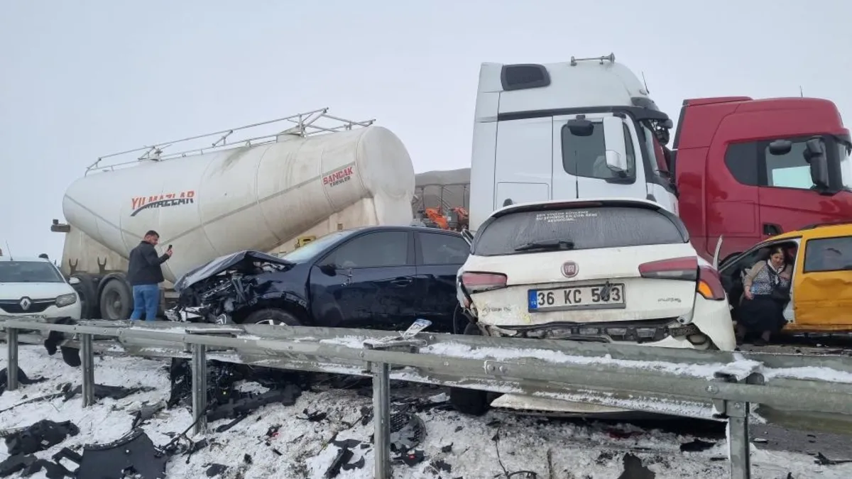 Erzurum’da zincirleme trafik kazası! Hafif ticari araçlar ve tırlar birbirine girdi: 8 ağır yaralı Erzurum’da zincirleme trafik kazası! Hafif ticari araçlar ve tırlar birbirine girdi: 8 ağır yaralı